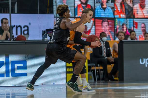 成了锋线换 成了锋线换